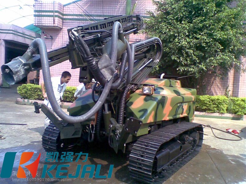 凱強(qiáng)力露天折疊臂液壓鑿巖臺(tái)車(chē)，國(guó)內(nèi)首例折疊臂鉆車(chē)