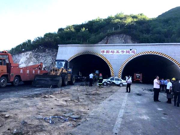  張石高速隧道車輛燃爆，老司機(jī)教你隧道開車的正確“姿勢(shì)”！
